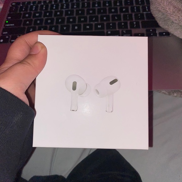 brand new (authentic) airpods!
